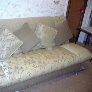 Продам диван с пуфиком (золотистого цвета) 